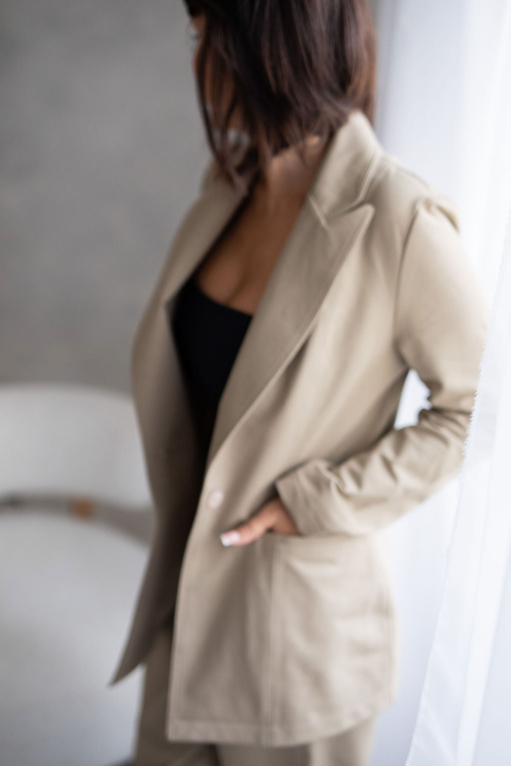 pohodlny-a-prijemny-material-precizni-a-propracovany-moznost-kombinace-do-setu-s-kalhotami-AMARAL-a-AITANA-barevne-i-materialy-dokonale-sladene-vhodne-pro-kazdodenni-noseni-elegantni-prílezitosti-kremova