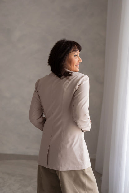 pohodlny-a-prijemny-material-precizni-a-propracovany-moznost-kombinace-do-setu-s-kalhotami-AMARAL-a-AITANA-barevne-i-materialy-dokonale-sladene-vhodne-pro-kazdodenni-noseni-elegantni-prílezitosti-kremova