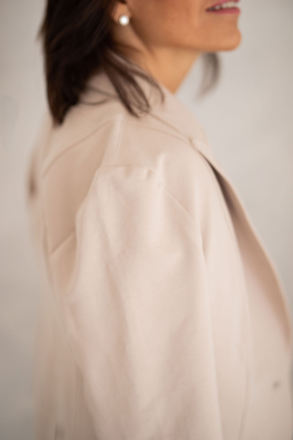 pohodlny-a-prijemny-material-precizni-a-propracovany-moznost-kombinace-do-setu-s-kalhotami-AMARAL-a-AITANA-barevne-i-materialy-dokonale-sladene-vhodne-pro-kazdodenni-noseni-elegantni-prílezitosti-kremova-detail