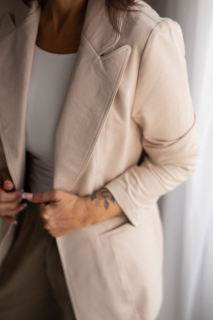 pohodlny-a-prijemny-material-precizni-a-propracovany-moznost-kombinace-do-setu-s-kalhotami-AMARAL-a-AITANA-barevne-i-materialy-dokonale-sladene-vhodne-pro-kazdodenni-noseni-elegantni-prílezitosti-kremova