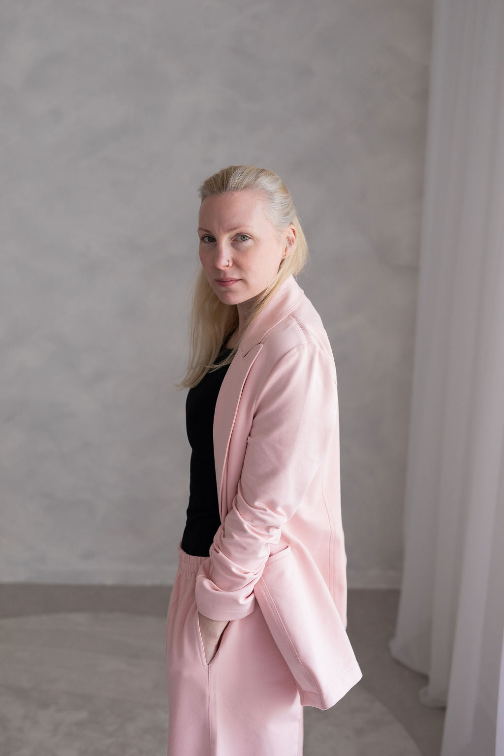 pohodlny-a-prijemny-material-precizni-a-propracovany-moznost-kombinace-do-setu-s-kalhotami-AMARAL-a-AITANA-barevne-i-materialy-dokonale-sladene-vhodne-pro-kazdodenni-noseni-elegantni-prílezitosti-ruzova