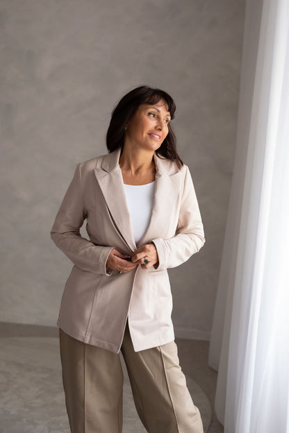 pohodlny-a-prijemny-material-precizni-a-propracovany-moznost-kombinace-do-setu-s-kalhotami-AMARAL-a-AITANA-barevne-i-materialy-dokonale-sladene-vhodne-pro-kazdodenni-noseni-elegantni-prílezitosti-kremova