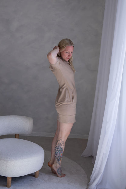 Pohodlne-a-stylove-saty-v-lezernirm -duchu-mikinosatu-kremova