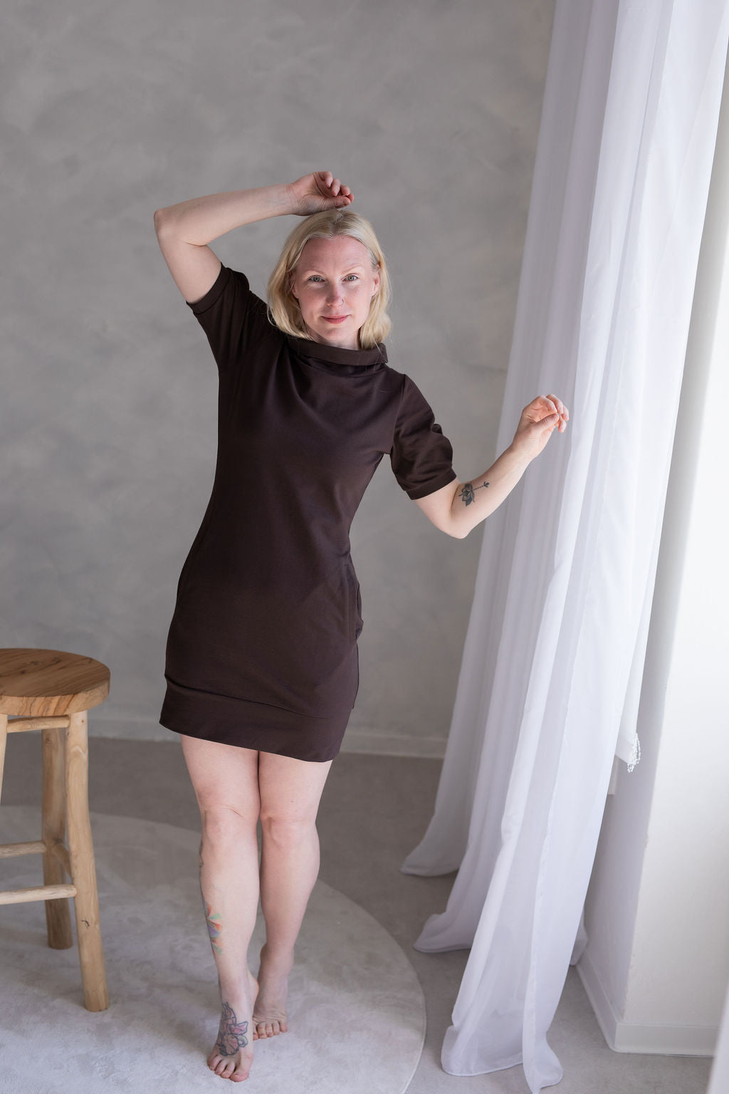 Pohodlne-a-stylove-saty-v-lezernirm -duchu-mikinosatu-hneda