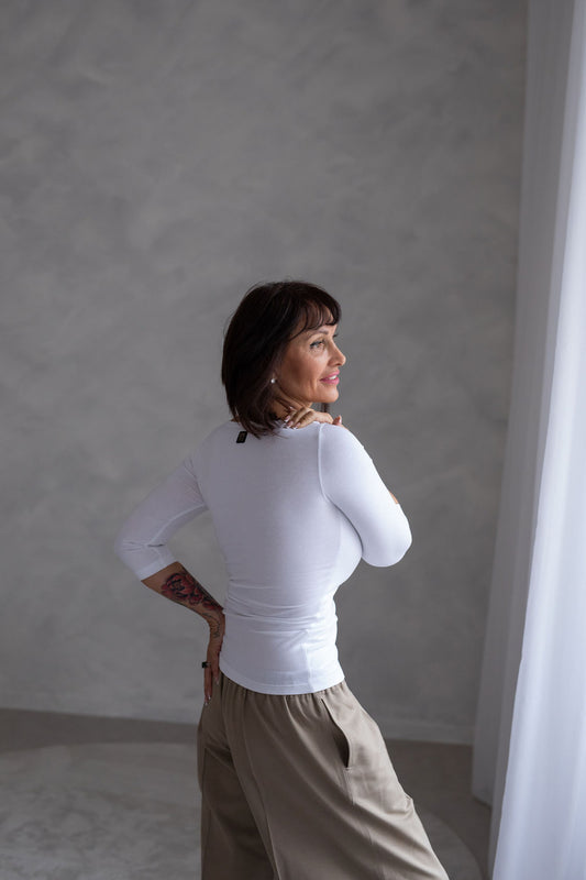 damske-upletove-triko-kulaty-vystrih-3/4-rukavy-pohodlny-strih-jemne-kopiruje-postavu-vhodne-pro-kazdodenni-noseni-bila