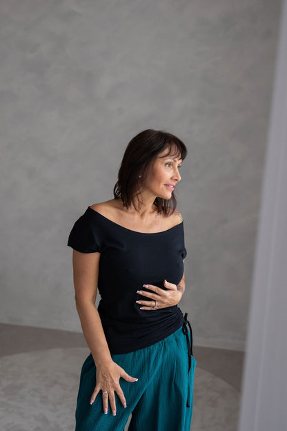 kratke-rukavy-stahovani-na-boku-mekky-a-pohodlny-uplet-komfortni-lichotivy-strih-cerna