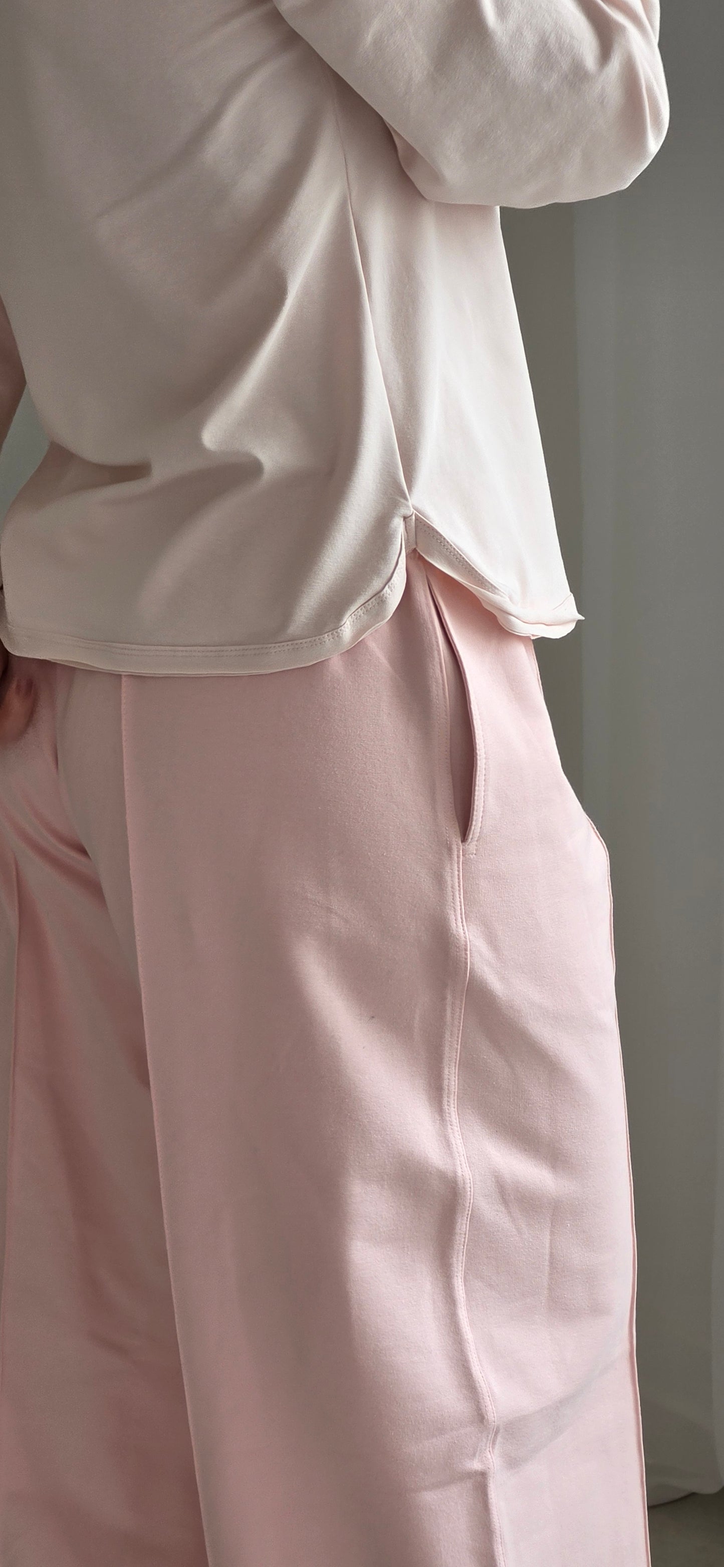 piíjemny-a-pruzny-uplet-vystrih-lodickovy-dlouhe-balonoverukavy-pohodlny-strih-na-kazdodenni-noseni-si-ho-uplne-zamilujete-ruzova-detail