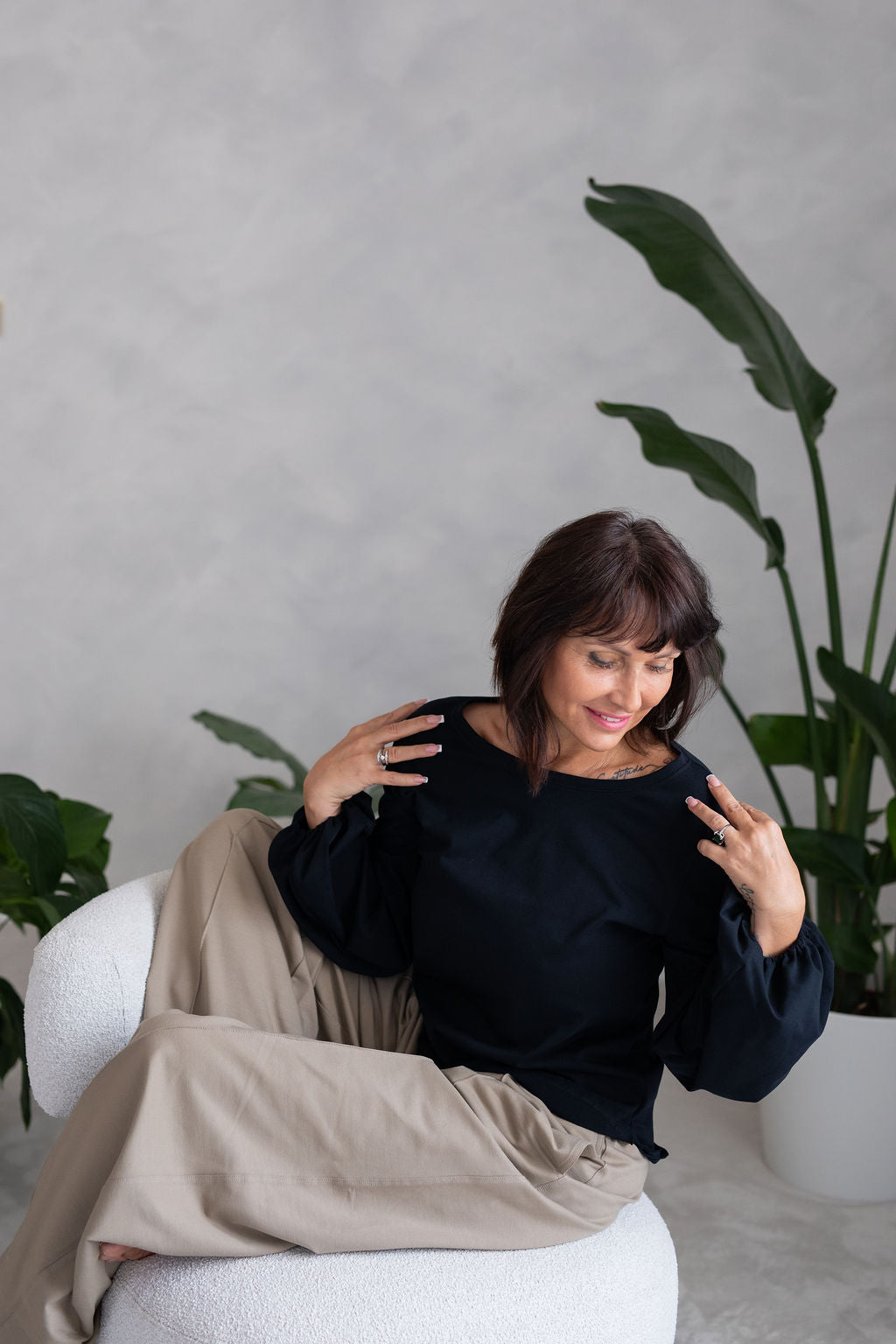 piíjemny-a-pruzny-uplet-vystrih-lodickovy-dlouhe-balonove-rukavy-pohodlny-strih-na-kazdodenni-noseni-si-ho-uplne-zamilujete-cerna