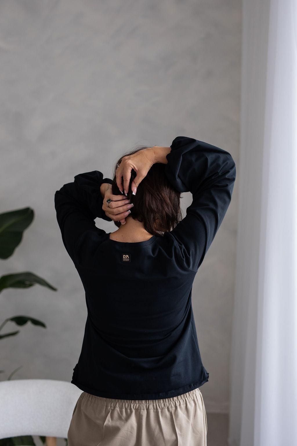 piíjemny-a-pruzny-uplet-vystrih-lodickovy-dlouhe-balonove-rukavy-pohodlny-strih-na-kazdodenni-noseni-si-ho-uplne-zamilujete-cerna