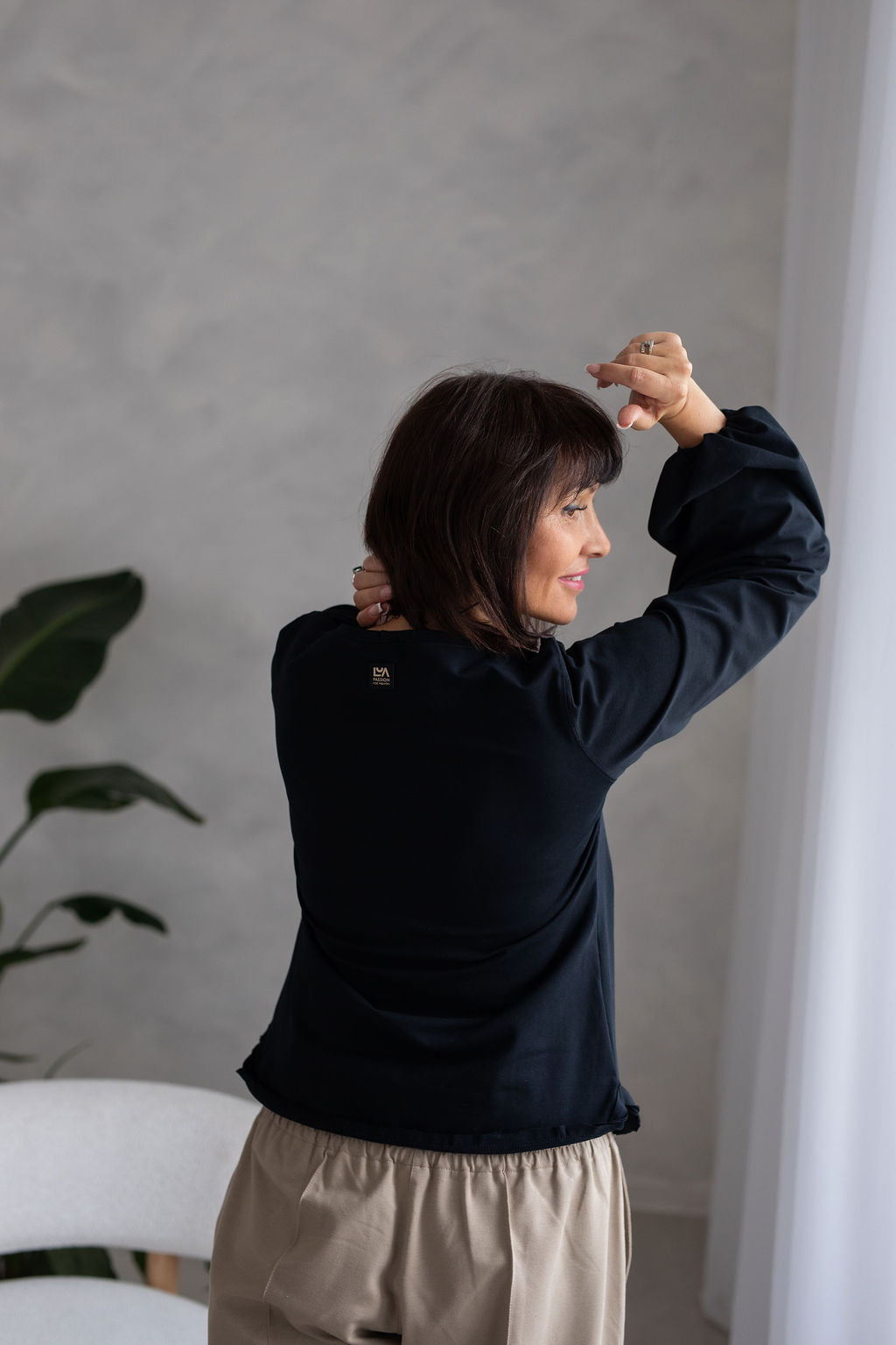 piíjemny-a-pruzny-uplet-vystrih-lodickovy-dlouhe-balonove-rukavy-pohodlny-strih-na-kazdodenni-noseni-si-ho-uplne-zamilujete-cerna