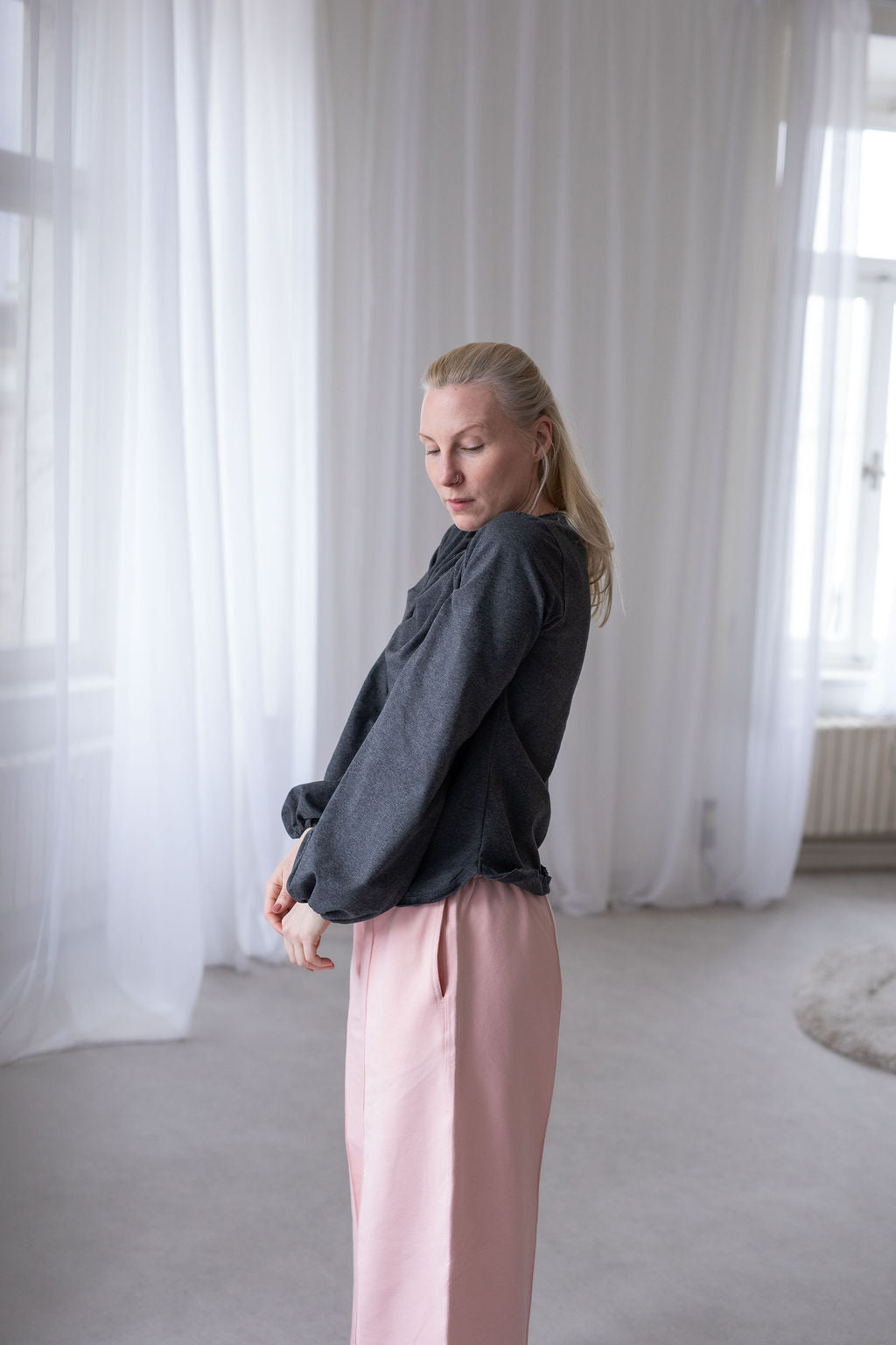 piíjemny-a-pruzny-uplet-vystrih-lodickovy-dlouhe-balonove-rukavy-pohodlny-strih-na-kazdodenni-noseni-si-ho-uplne-zamilujete-sedy-melir-tmavy