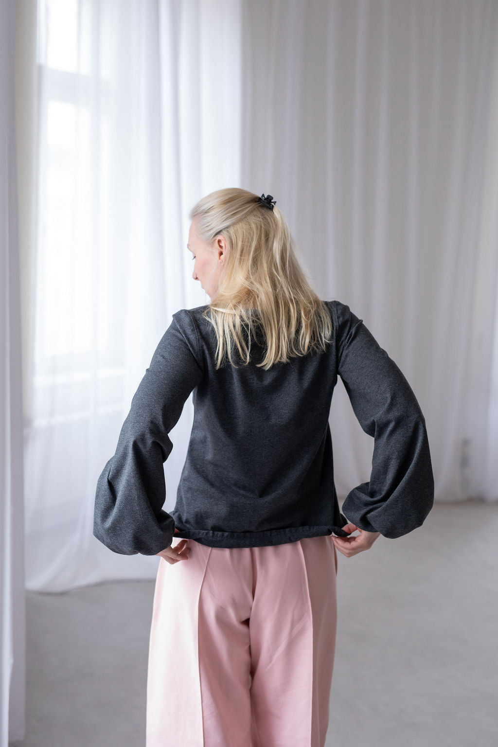 piíjemny-a-pruzny-uplet-vystrih-lodickovy-dlouhe-balonove-rukavy-pohodlny-strih-na-kazdodenni-noseni-si-ho-uplne-zamilujete-sedy-melir-tmavy