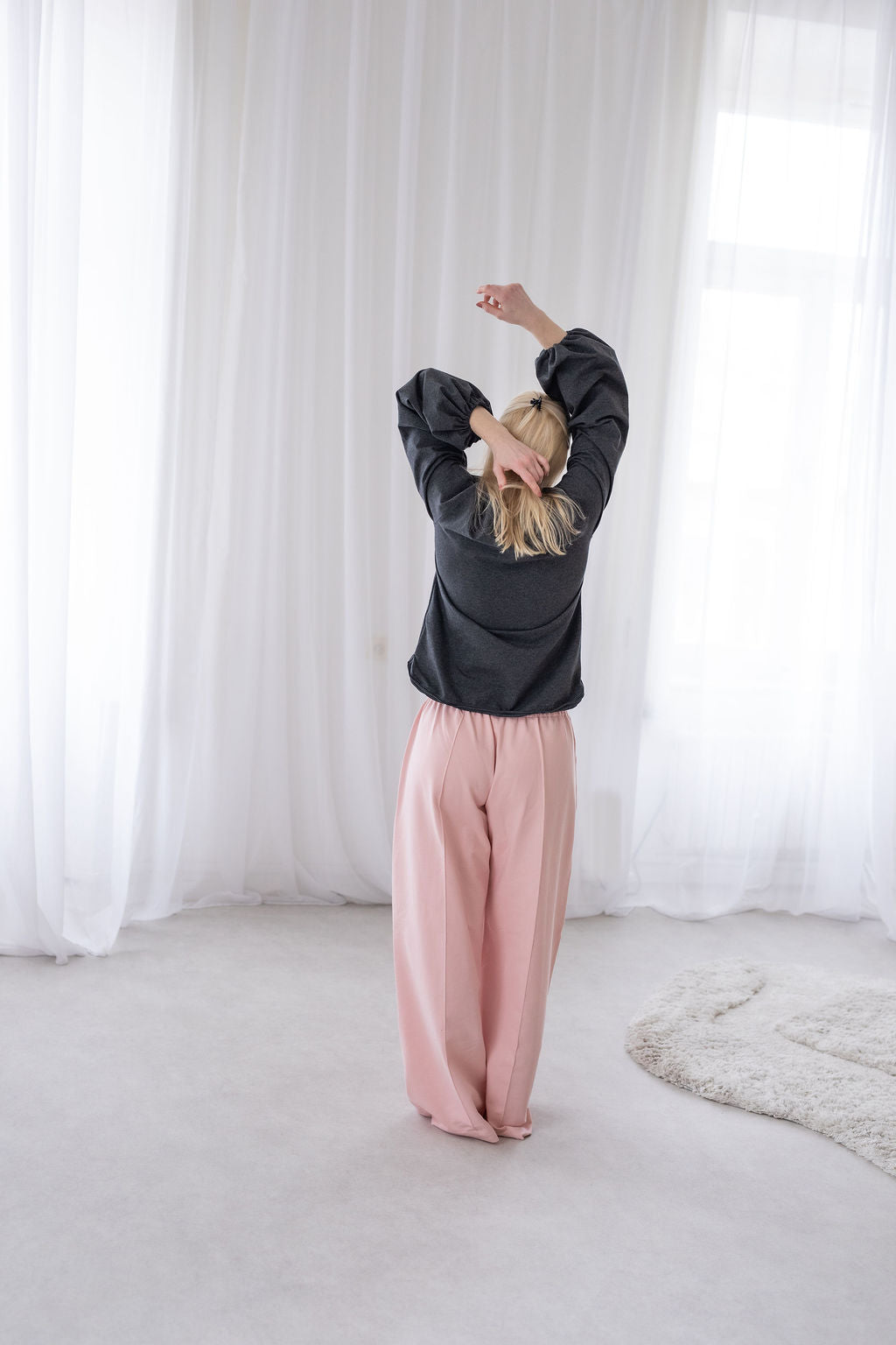 piíjemny-a-pruzny-uplet-vystrih-lodickovy-dlouhe-balonove-rukavy-pohodlny-strih-na-kazdodenni-noseni-si-ho-uplne-zamilujete-sedy-melir-tmavy