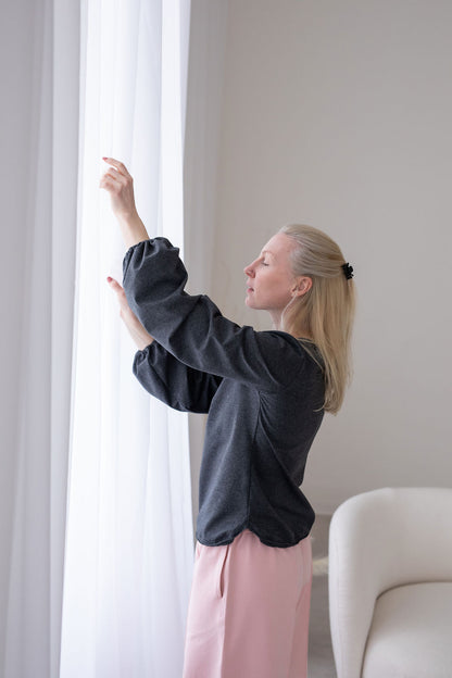 piíjemny-a-pruzny-uplet-vystrih-lodickovy-dlouhe-balonove-rukavy-pohodlny-strih-na-kazdodenni-noseni-si-ho-uplne-zamilujete-sedy-melir-tmavy