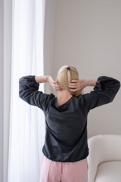 piíjemny-a-pruzny-uplet-vystrih-lodickovy-dlouhe-balonove-rukavy-pohodlny-strih-na-kazdodenni-noseni-si-ho-uplne-zamilujete-sedy-melir-tmavy