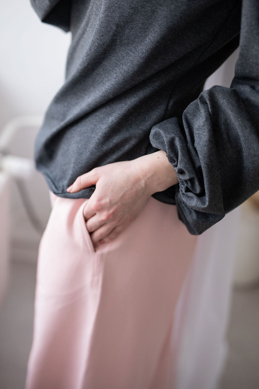 piíjemny-a-pruzny-uplet-vystrih-lodickovy-dlouhe-balonove-rukavy-pohodlny-strih-na-kazdodenni-noseni-si-ho-uplne-zamilujete-sedy-melir-tmavy-detail