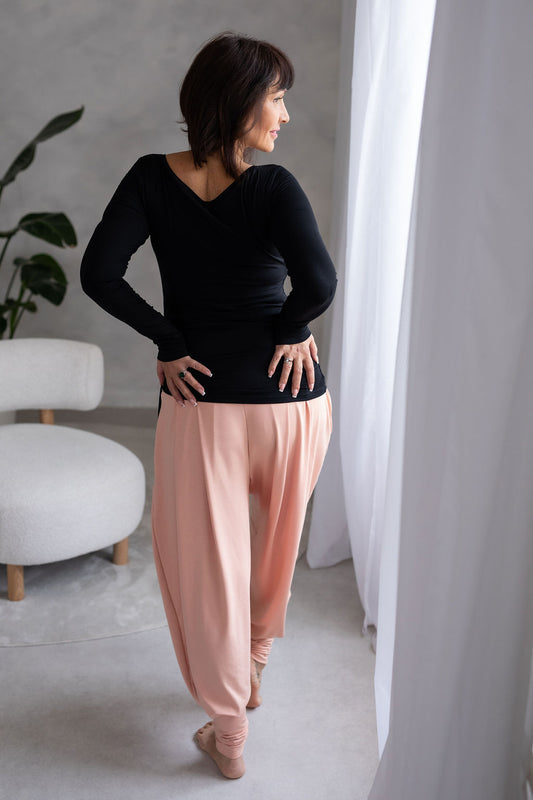 bambusovy-uplet-príiemny-na-dotek-dlouhy-rukav-jemny-V-i-lodickovy-vystrih-stahovani-na-boku-pohodlny-a-zensky-strih-cerna