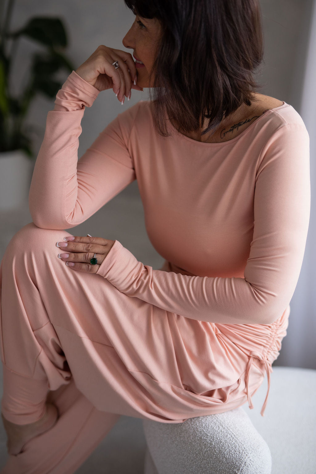 bambusovy-uplet-príiemny-na-dotek-dlouhy-rukav-jemny-V-i-lodickovy-vystrih-stahovani-na-boku-pohodlny-a-zensky-strih-merunkova