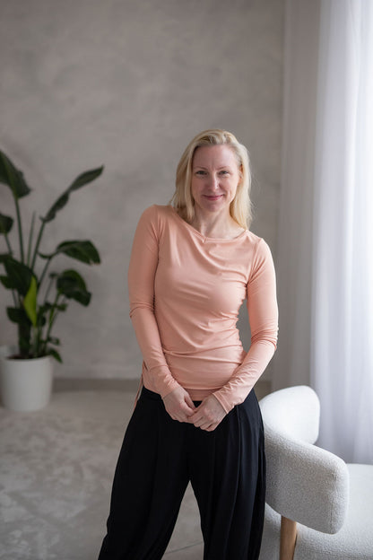 bambusovy-uplet-príiemny-na-dotek-dlouhy-rukav-jemny-V-i-lodickovy-vystrih-stahovani-na-boku-pohodlny-a-zensky-strih-merunkova