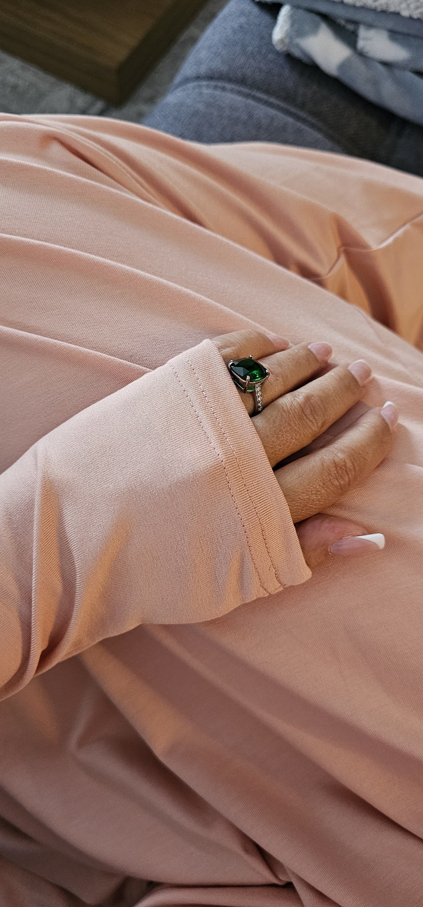 bambusovy-uplet-príiemny-na-dotek-dlouhy-rukav-jemny-V-i-lodickovy-vystrih-stahovani-na-boku-pohodlny-a-zensky-strih-merunkova-detail