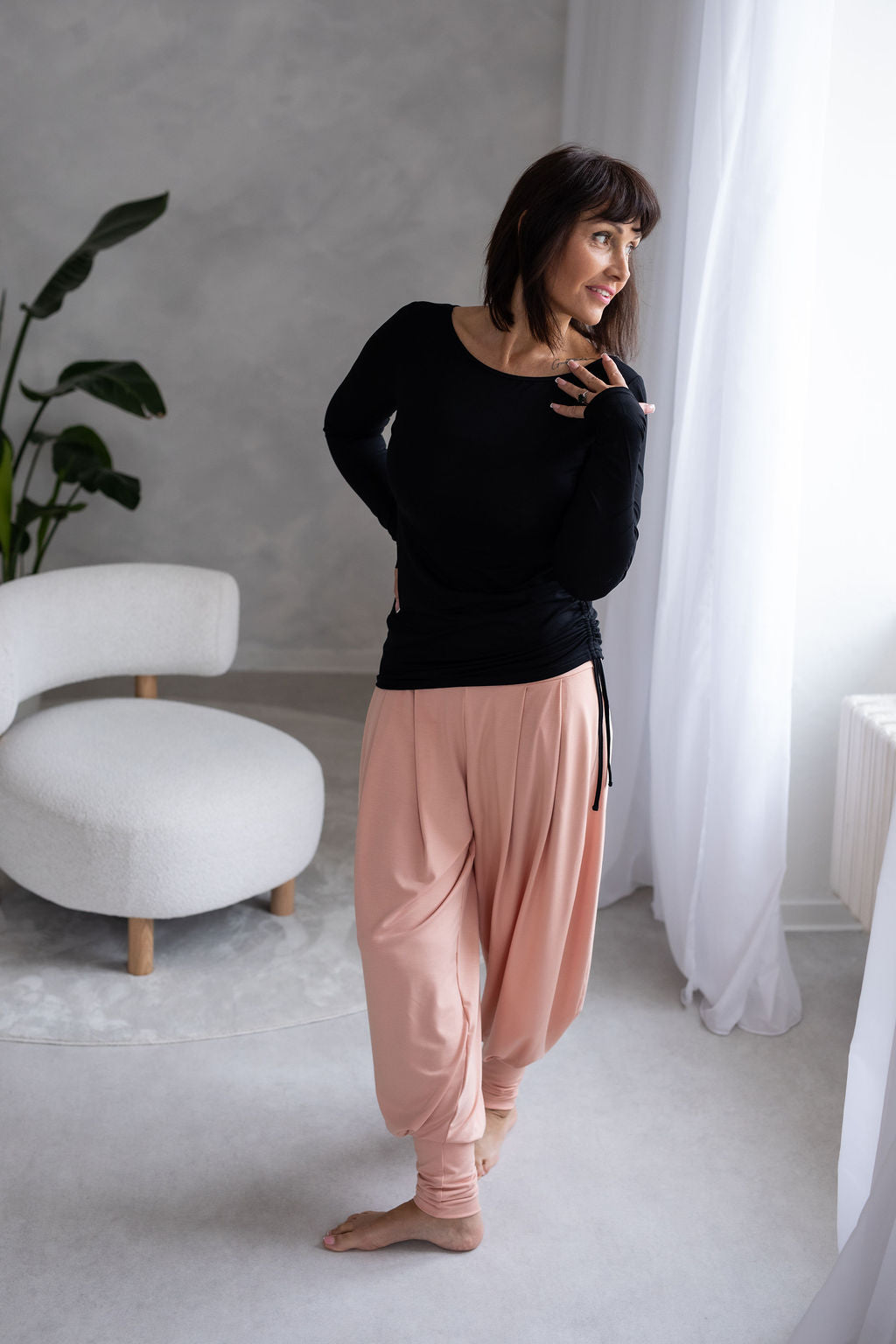 bambusovy-uplet-príiemny-na-dotek-dlouhy-rukav-jemny-V-i-lodickovy-vystrih-stahovani-na-boku-pohodlny-a-zensky-strih-cerna