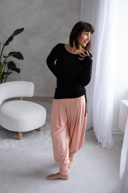 bambusovy-uplet-príiemny-na-dotek-dlouhy-rukav-jemny-V-i-lodickovy-vystrih-stahovani-na-boku-pohodlny-a-zensky-strih-cerna