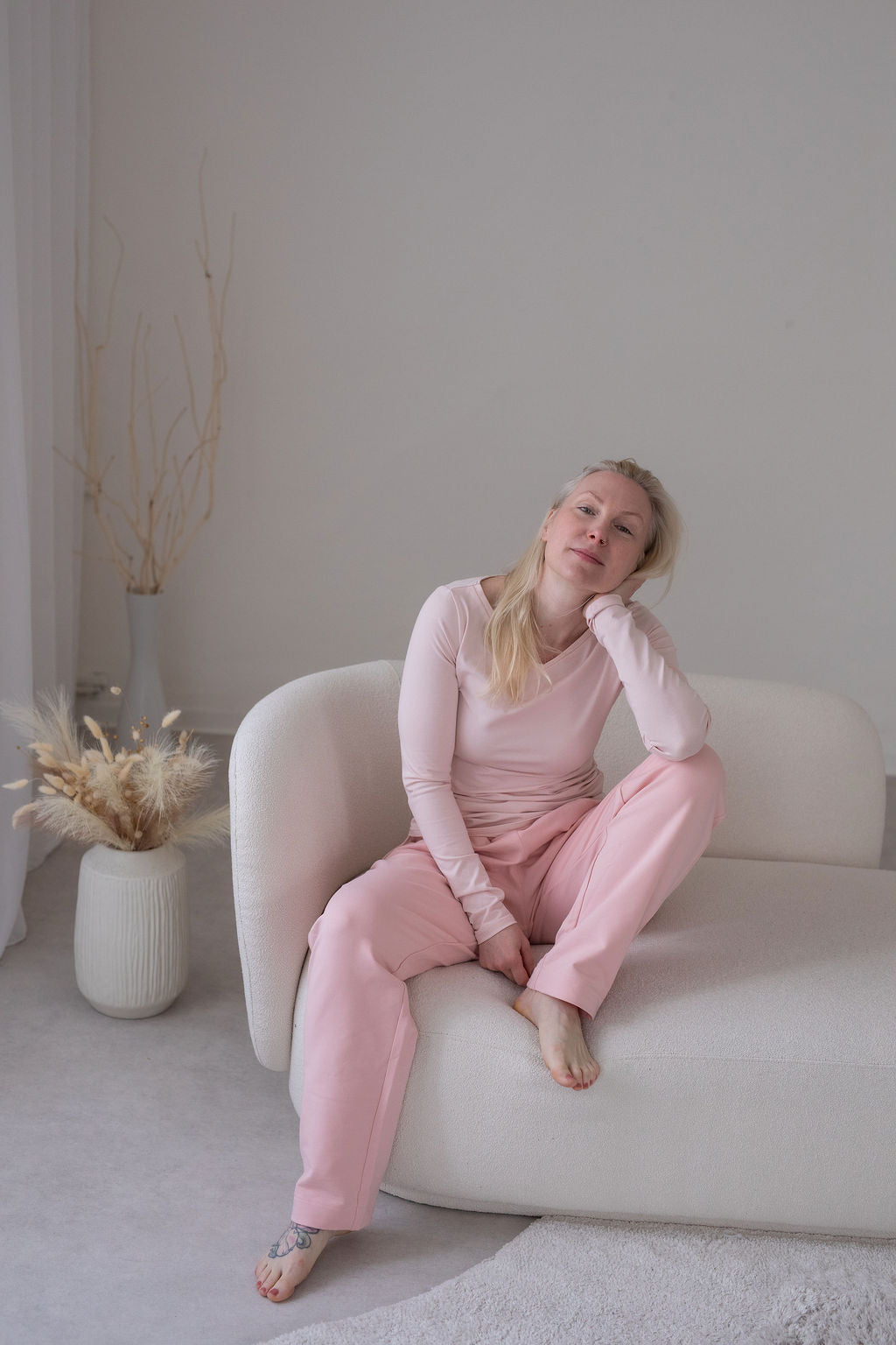 bavlneny-uplet-príiemny-na-dotek-dlouhy-rukav-jemny-V-i-lodickovy-vystrih-stahovani-na-boku-pohodlny-a-zensky-strih-ruzova