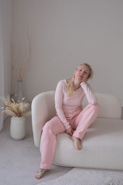 bavlneny-uplet-príiemny-na-dotek-dlouhy-rukav-jemny-V-i-lodickovy-vystrih-stahovani-na-boku-pohodlny-a-zensky-strih-ruzova