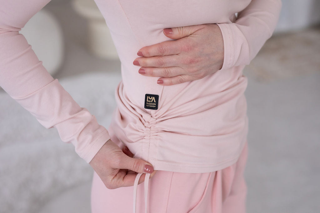 bavlneny-uplet-príiemny-na-dotek-dlouhy-rukav-jemny-V-i-lodickovy-vystrih-stahovani-na-boku-pohodlny-a-zensky-strih-ruzova