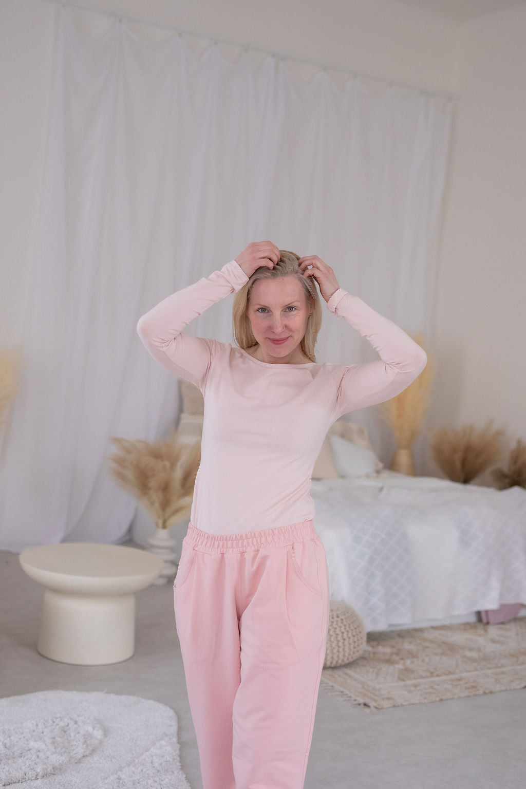 bavlneny-uplet-príiemny-na-dotek-dlouhy-rukav-jemny-V-i-lodickovy-vystrih-stahovani-na-boku-pohodlny-a-zensky-strih-ruzova