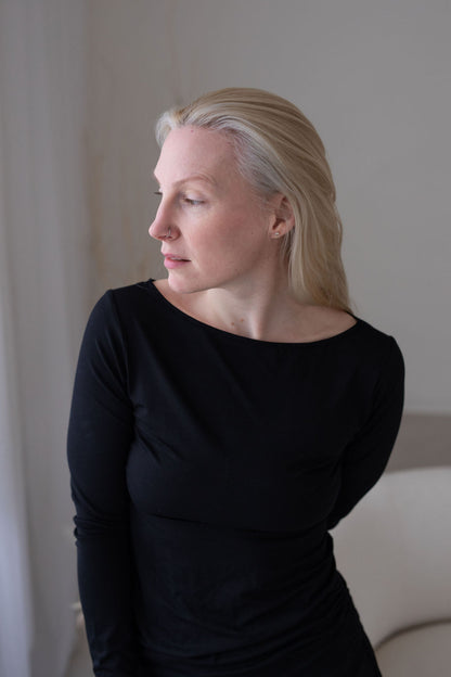 bambusovy-uplet-príiemny-na-dotek-dlouhy-rukav-jemny-V-i-lodickovy-vystrih-stahovani-na-boku-pohodlny-a-zensky-strih-cerna