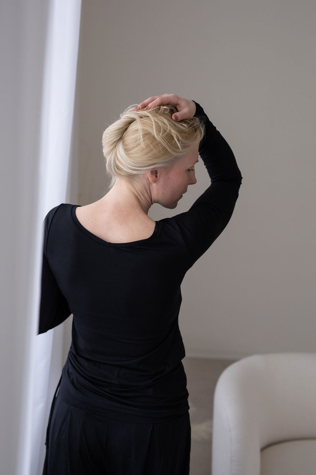 bambusovy-uplet-príiemny-na-dotek-dlouhy-rukav-jemny-V-i-lodickovy-vystrih-stahovani-na-boku-pohodlny-a-zensky-strih-cerna