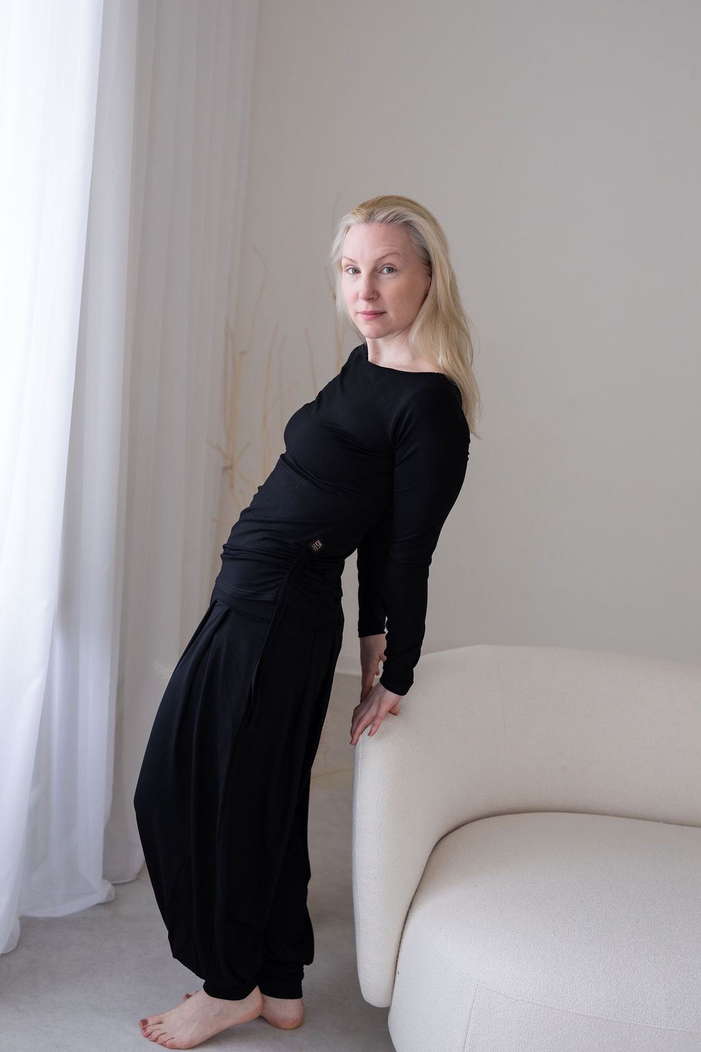 bambusovy-uplet-príiemny-na-dotek-dlouhy-rukav-jemny-V-i-lodickovy-vystrih-stahovani-na-boku-pohodlny-a-zensky-strih-cerna