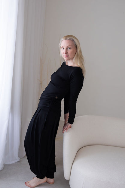 bambusovy-uplet-príiemny-na-dotek-dlouhy-rukav-jemny-V-i-lodickovy-vystrih-stahovani-na-boku-pohodlny-a-zensky-strih-cerna