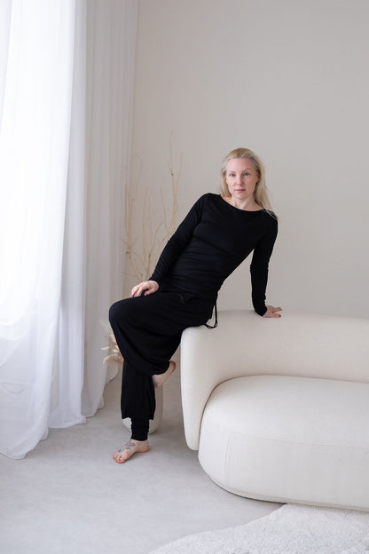 bambusovy-uplet-príiemny-na-dotek-dlouhy-rukav-jemny-V-i-lodickovy-vystrih-stahovani-na-boku-pohodlny-a-zensky-strih-cerna