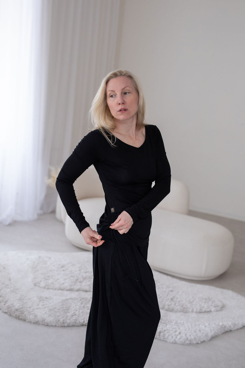 bambusovy-uplet-príiemny-na-dotek-dlouhy-rukav-jemny-V-i-lodickovy-vystrih-stahovani-na-boku-pohodlny-a-zensky-strih-cerna