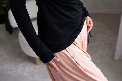 bambusovy-uplet-príiemny-na-dotek-dlouhy-rukav-jemny-V-i-lodickovy-vystrih-stahovani-na-boku-pohodlny-a-zensky-strih-cerna-detail