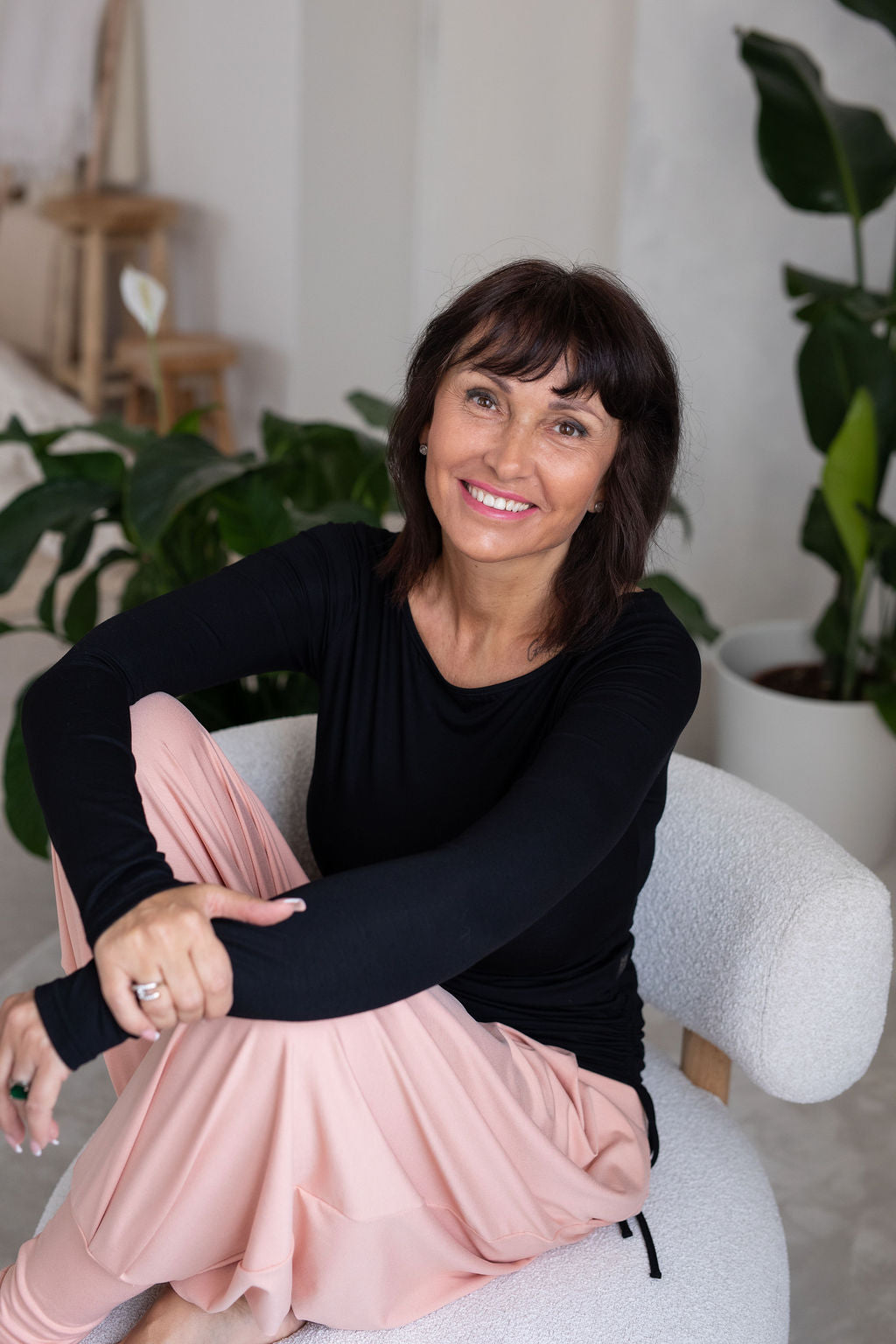 bambusovy-uplet-príiemny-na-dotek-dlouhy-rukav-jemny-V-i-lodickovy-vystrih-stahovani-na-boku-pohodlny-a-zensky-strih-cerna