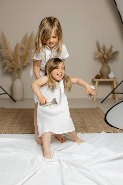 Dívčí šaty  z mušelínu, na jedno rameno -Allie