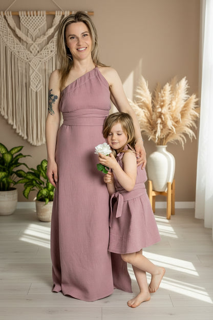 Dívčí šaty  z mušelínu, na jedno rameno -Allie