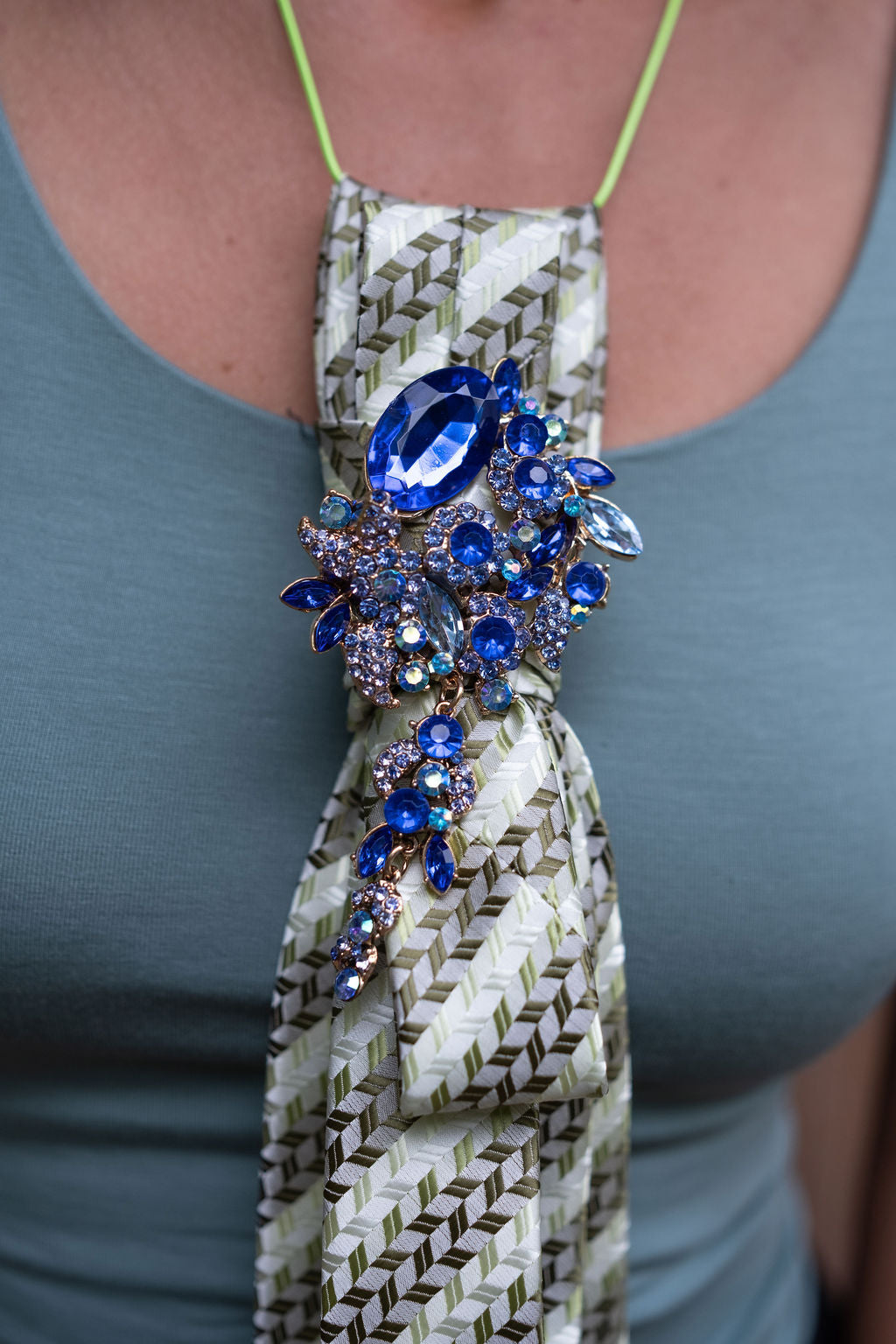 originalni-a-neprehlednutelny-design-kazda-je-original-funguje-jako-kravata-i-vyrazny-sperk-snadno-promeni-jednoduchy-outfit-skvele-se-kombinuje-se-sakem-topem-kosilí-i-saty-pro-zeny-ktere-miluji-osobity-styl