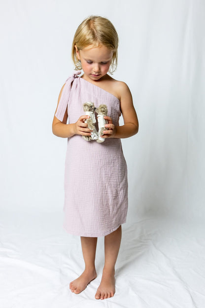 Dívčí šaty  z mušelínu, na jedno rameno -Allie