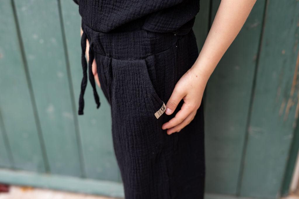 chlapecke-balonove-kalhoty-pohodli- styl-volnost-v- jednom- lehky- mušelín-Jsou -vzdušné-neomezují-se- v -pohybbu-elegantní-střihu-do -města- na víkendovou pohodu-Ležérní vzhled-
Elastický- pas -pro -maximální pohodlí-Ideální -na -jaro- léto- i -teplé -podzimní-dny-cerna