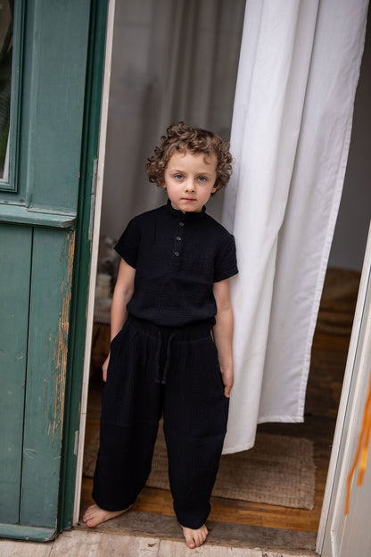 chlapecke-balonove-kalhoty-pohodli- styl-volnost-v- jednom- lehky- mušelín-Jsou -vzdušné-neomezují-se- v -pohybbu-elegantní-střihu-do -města- na víkendovou pohodu-Ležérní vzhled-
Elastický- pas -pro -maximální pohodlí-Ideální -na -jaro- léto- i -teplé -podzimní-dny-cerna