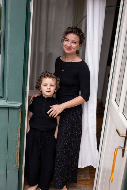 chlapecke-balonove-kalhoty-pohodli- styl-volnost-v- jednom- lehky- mušelín-Jsou -vzdušné-neomezují-se- v -pohybbu-elegantní-střihu-do -města- na víkendovou pohodu-Ležérní vzhled-
Elastický- pas -pro -maximální pohodlí-Ideální -na -jaro- léto- i -teplé -podzimní-dny-cerna