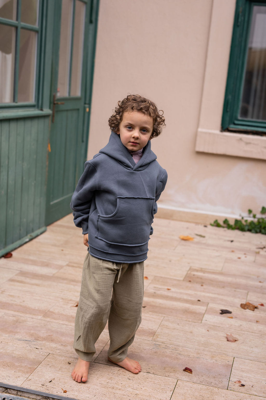 chlapecka-mikina-pocesana-teplakovina-s-kapuci-kapsa-klokan-tmave-seda