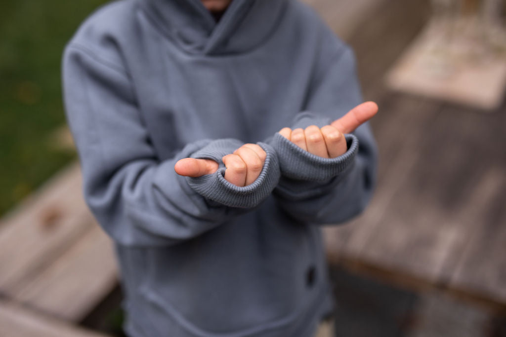 chlapecka-mikina-pocesana-teplakovina-s-kapuci-kapsa-klokan-tmave-seda-detail