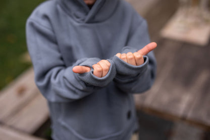 chlapecka-mikina-pocesana-teplakovina-s-kapuci-kapsa-klokan-tmave-seda-detail