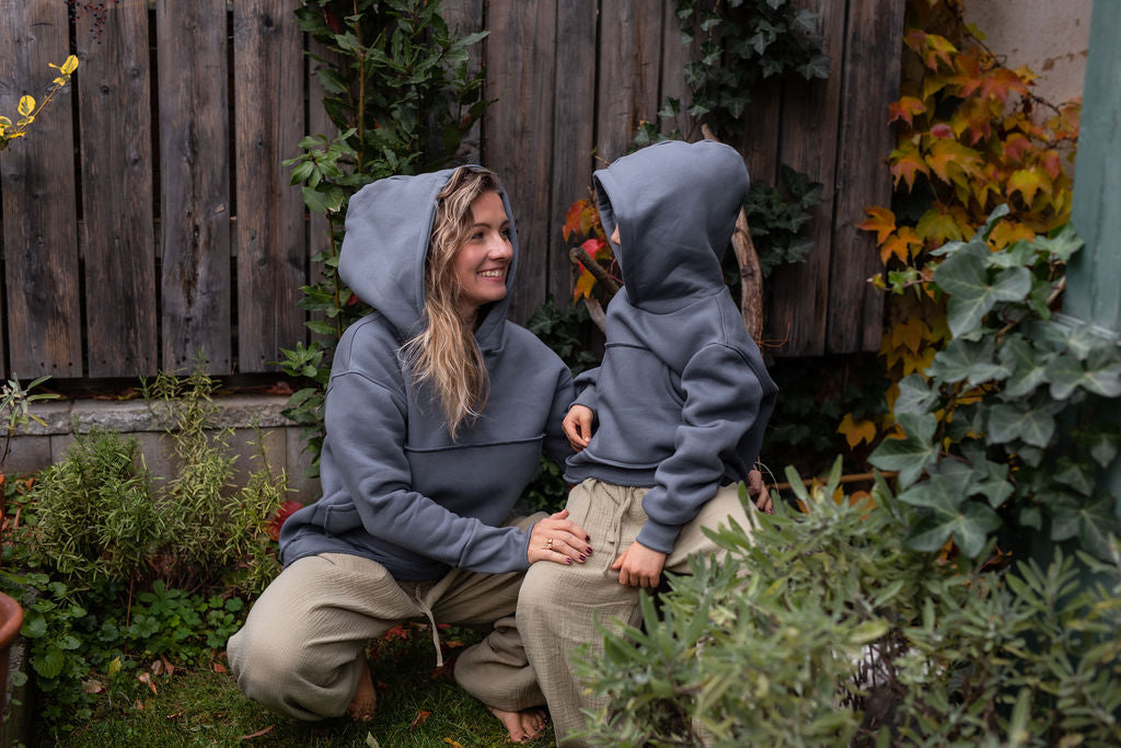 chlapecka-mikina-pocesana-teplakovina-s-kapuci-kapsa-klokan-tmave-seda