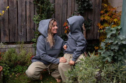 chlapecka-mikina-pocesana-teplakovina-s-kapuci-kapsa-klokan-tmave-seda